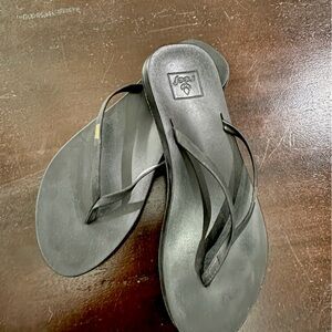 Reed leather thin strap sandal